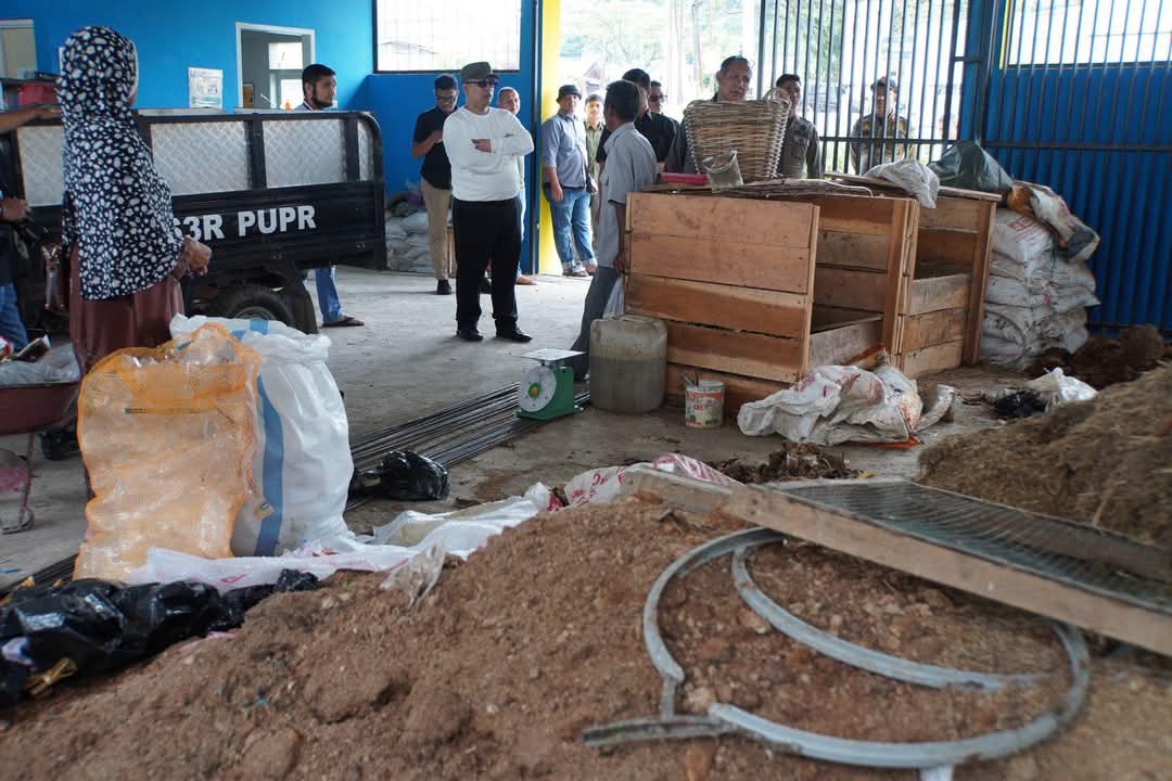 Wako Hendri saat meninjau lokasi tempat pengolahan sampah di Kelurahan Bukik Suruangan, Ahad (23/3/2025).